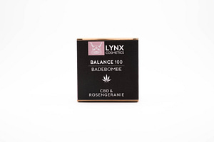 Die Vorderseite einer LYNX CBD Badebomben Verpackung Duftrichtung Rosengeranie
