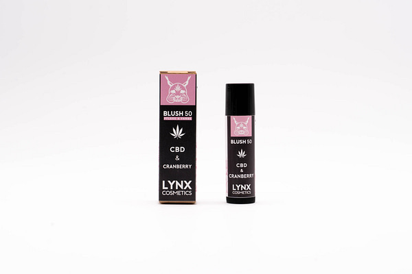 Die Vorderseite von Stift und Verpackung LYNX CBD Lippenpflegestift Blush rosa
