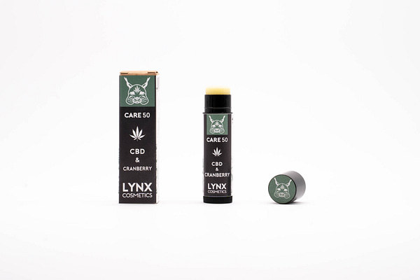 Die Vorderseite von Stift und Verpackung LYNX CBD Lippenpflegestift Care farblos