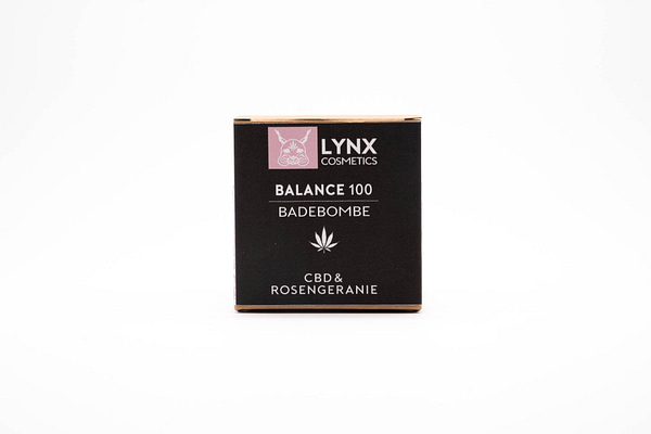 Die Vorderseite einer LYNX CBD Badebomben Verpackung Duftrichtung Rosengeranie