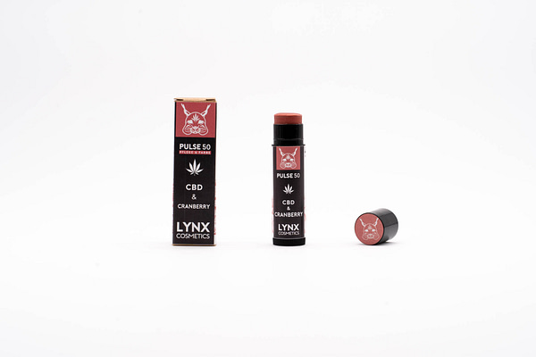 Die Vorderseite von Stift und Verpackung LYNX CBD Lippenpflegestift Pulse kupfer